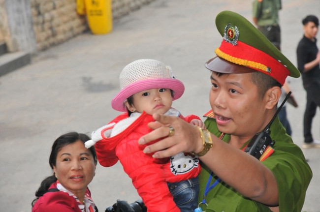 Đừng bao giờ dọa con: “Không ngoan mẹ báo công an đến bắt”, chính &quot;lực lượng áo xanh&quot; mới là những người đáng tin giúp con bạn lúc nguy cấp - Ảnh 3.