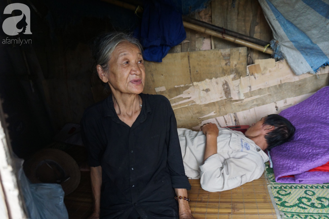 Câu chuyện xúc động về mẹ ở khu ổ chuột giữa lòng Hà Nội: Ở lều dột nát, nhường chỗ ở cho con trai khờ dại - Ảnh 7.