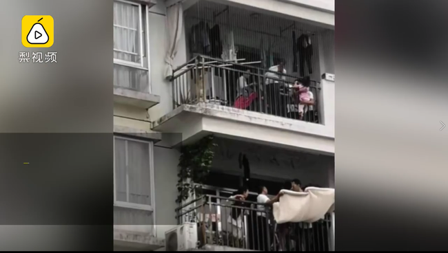 Bố mẹ vắng nhà, bé gái 3 tuổi trèo qua ban công tầng 10, treo lơ lửng giữa khoảng không - Ảnh 4.