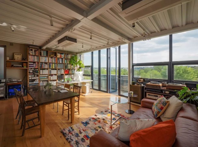 High-income wife built a 3-storey villa with a view of all green trees and light for her husband to retire - Photo 16.