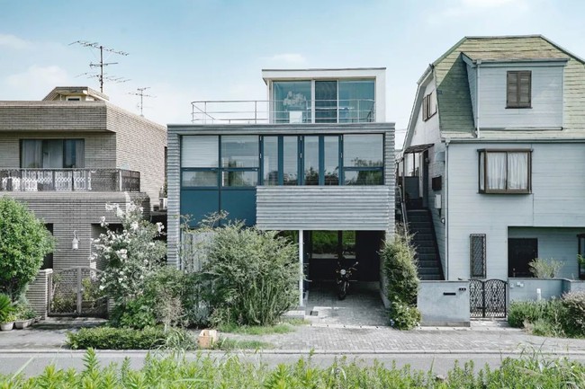 High-income wife built a 3-storey villa with a view of all trees and light for her husband to retire - Photo 1.