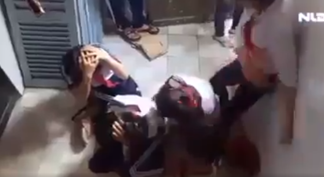 Nhóm nữ sinh túm tóc, đánh hội đồng bạn dã man ngay trong trường học - Ảnh 1.