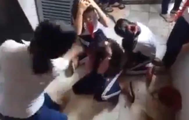 Nhóm nữ sinh túm tóc, đánh hội đồng bạn dã man ngay trong trường học - Ảnh 2.