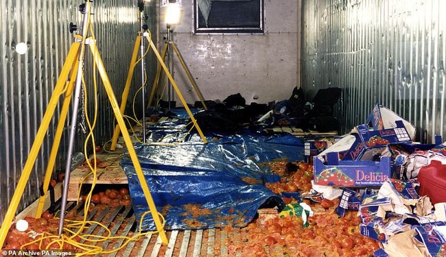 Từ vụ 39 thi thể trong container, người Trung Quốc ám ảnh thảm kịch 58 người tử vong trong xe tải chở cà chua vào 19 năm trước  - Ảnh 1.