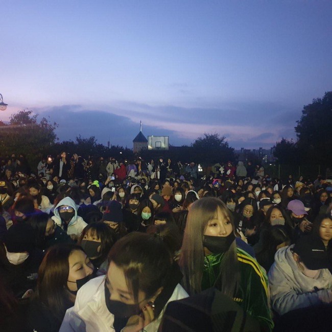 G-Dragon gây náo loạn ngày xuất ngũ, chính thức trở về trong sự chào đón của 3.000 fan từ nhiều quốc gia  - Ảnh 9.