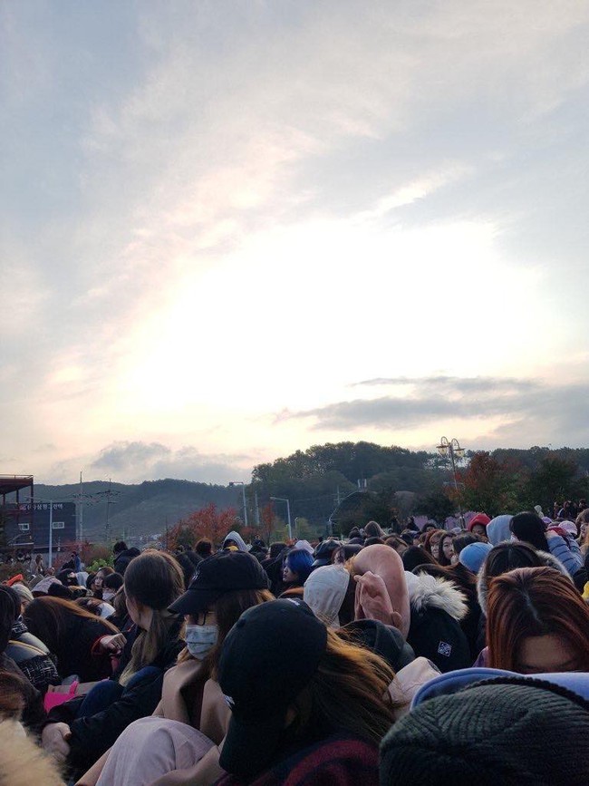 G-Dragon gây náo loạn ngày xuất ngũ, chính thức trở về trong sự chào đón của 3.000 fan từ nhiều quốc gia  - Ảnh 11.