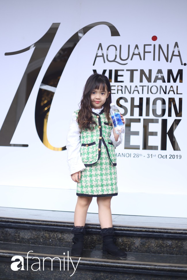 The Best Street Style 2019 ngày đầu tiên: Cuộc đổ bộ của các nhóc tỳ sắc màu nổi loạn, kèm thần thái lạnh lùng như fashionista - Ảnh 6. The Best Street Style 2019 ngày đầu tiên: Cuộc đổ bộ của các nhóc tỳ sắc màu nổi loạn, kèm thần thái lạnh lùng như fashionista - Ảnh 6.