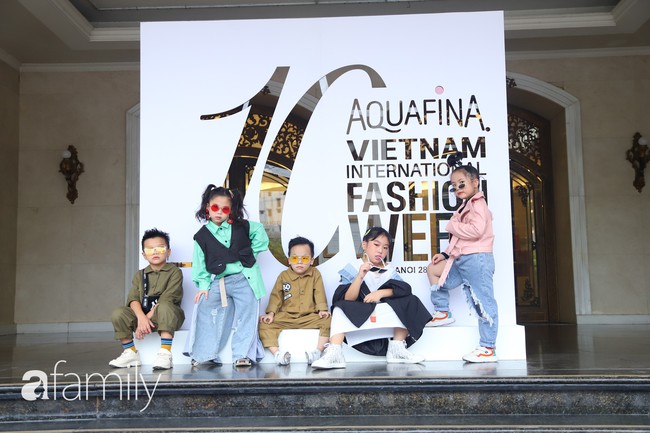 The Best Street Style 2019 ngày đầu tiên: Cuộc đổ bộ của các nhóc tỳ sắc màu nổi loạn, kèm thần thái lạnh lùng như fashionista - Ảnh 2. The Best Street Style 2019 ngày đầu tiên: Cuộc đổ bộ của các nhóc tỳ sắc màu nổi loạn, kèm thần thái lạnh lùng như fashionista - Ảnh 2.