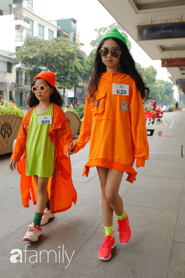 The Best Street Style 2019 ngày đầu tiên: Cuộc đổ bộ của các nhóc tỳ sắc màu nổi loạn, kèm thần thái lạnh lùng như fashionista - Ảnh 5. The Best Street Style 2019 ngày đầu tiên: Cuộc đổ bộ của các nhóc tỳ sắc màu nổi loạn, kèm thần thái lạnh lùng như fashionista - Ảnh 5.
