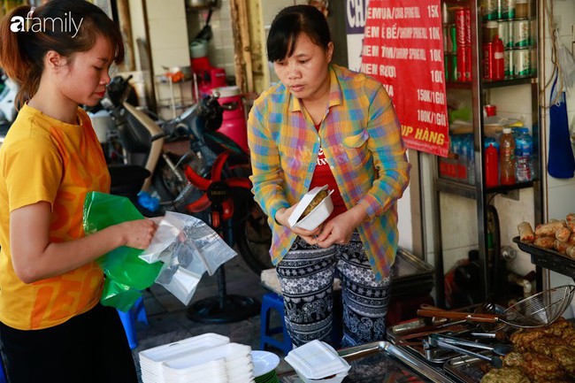 3 hàng chả rươi ngon nức tiếng Hà Nội nhất định phải ghé khi vào mùa: Nơi đến ăn nhanh kẻo hết, nơi đủng đỉnh chậm chạp vì có kho chứa bán quanh năm - Ảnh 2.