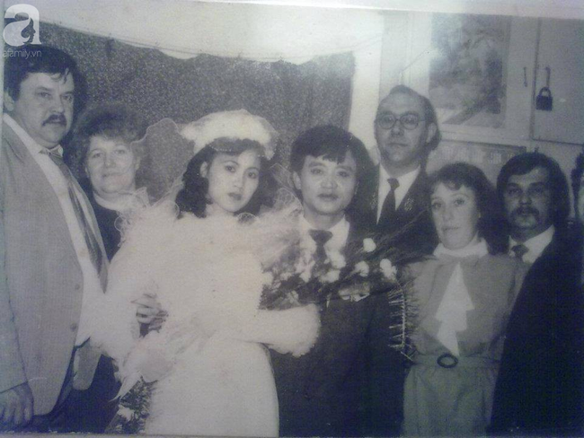 Bức hình cưới đen trắng tại Liên Xô cách đây 28 năm của cặp đôi Việt Nam ẩn chứa câu chuyện tình cảm động, bước ngoặt đau đớn xảy ra 23 năm trước - Ảnh 2.