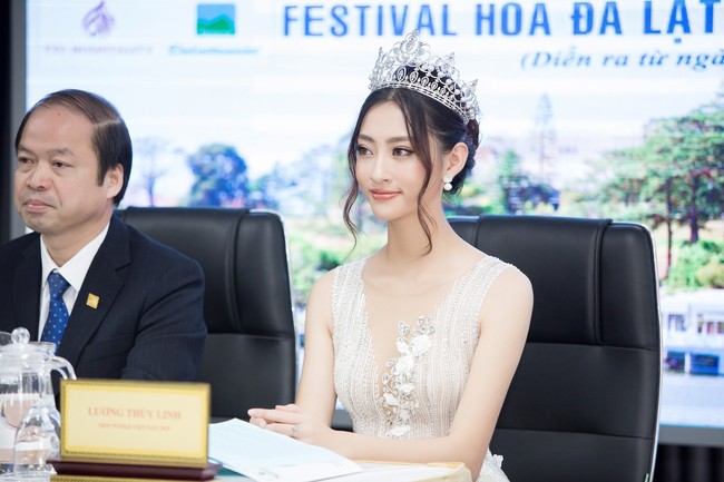 Hoa hậu Lương Thùy Linh đầu đội vương miện, tay bóc bánh ăn vội mà vẫn đáng yêu lạ thường  - Ảnh 9.