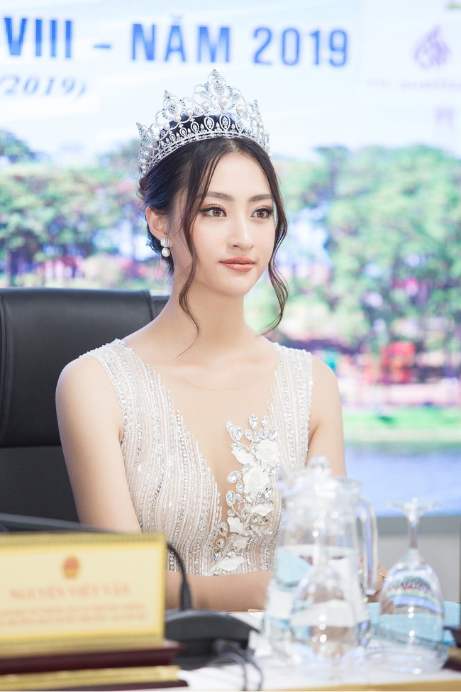 Hoa hậu Lương Thùy Linh đầu đội vương miện, tay bóc bánh ăn vội mà vẫn đáng yêu lạ thường  - Ảnh 10.
