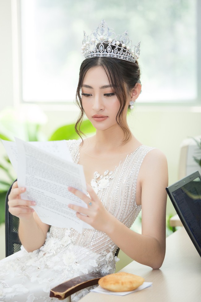 Hoa hậu Lương Thùy Linh đầu đội vương miện, tay bóc bánh ăn vội mà vẫn đáng yêu lạ thường  - Ảnh 7.
