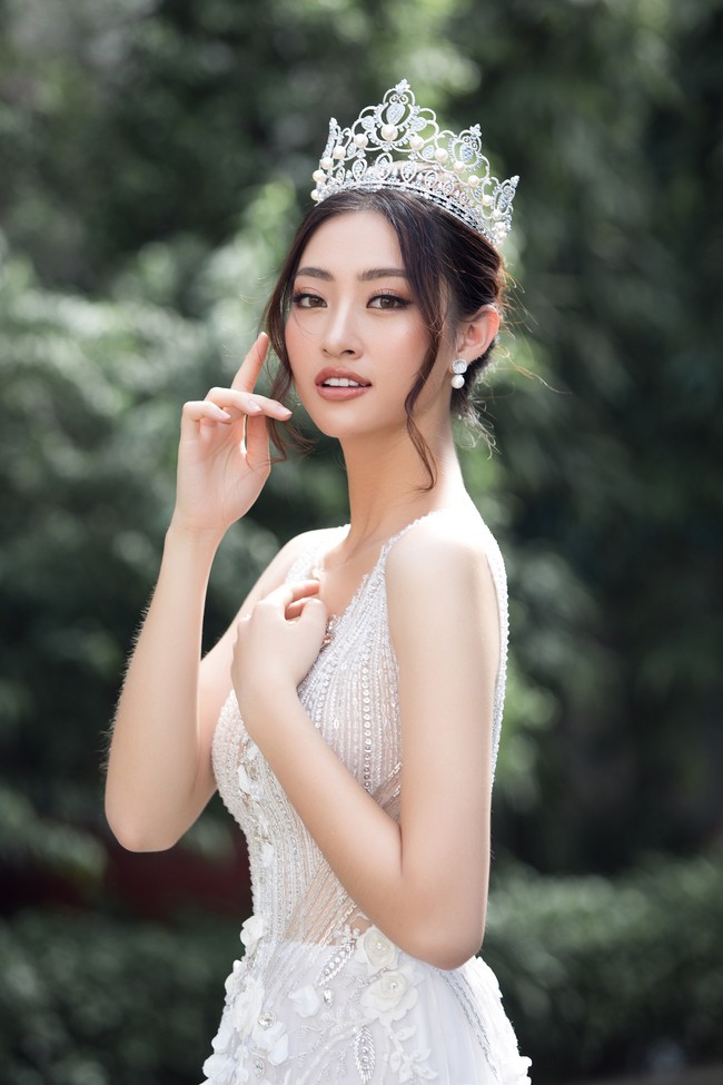 Hoa hậu Lương Thùy Linh đầu đội vương miện, tay bóc bánh ăn vội mà vẫn đáng yêu lạ thường  - Ảnh 5.