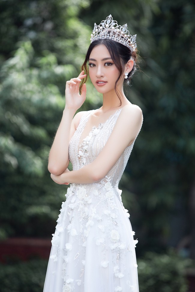 Hoa hậu Lương Thùy Linh đầu đội vương miện, tay bóc bánh ăn vội mà vẫn đáng yêu lạ thường  - Ảnh 6.