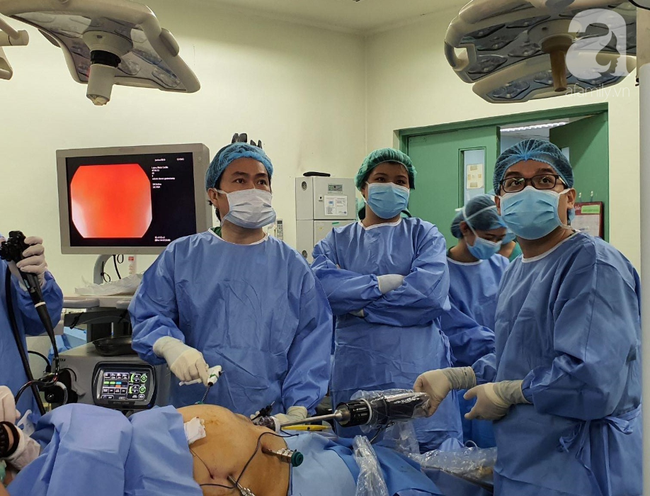 Bác sĩ Việt dùng robot mổ dạ dày cứu 2 bệnh nhân Philipines nặng hơn 130 kg - Ảnh 1.
