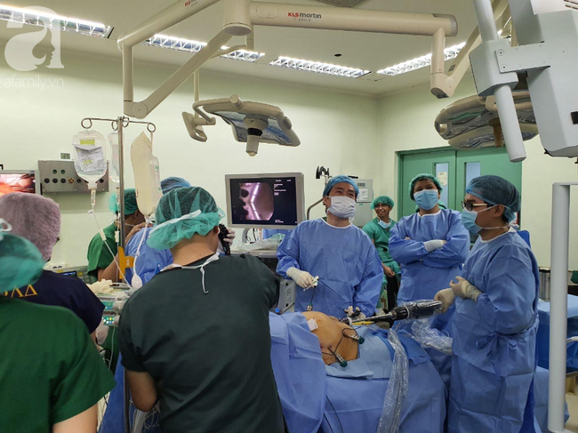 Bác sĩ Việt dùng robot mổ dạ dày cứu 2 bệnh nhân Philipines nặng hơn 130 kg - Ảnh 2.