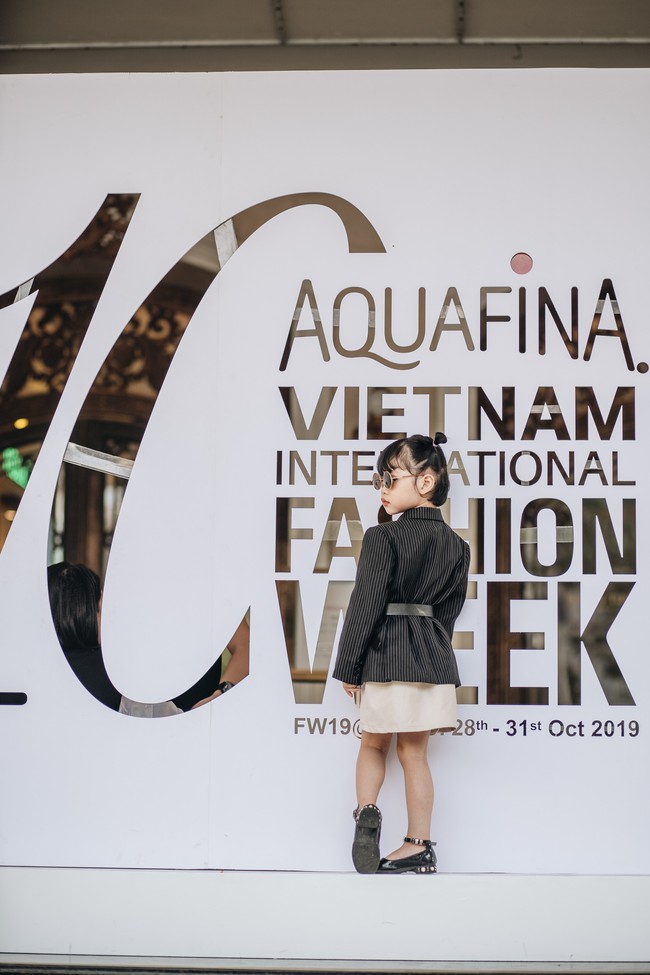 Street style AVIFW ngày 2: Giới trẻ lên đồ với sức sáng tạo vô biên nhưng vẫn bị &quot;chặt đẹp&quot; bởi độ chơi của các nhóc tỳ - Ảnh 3.