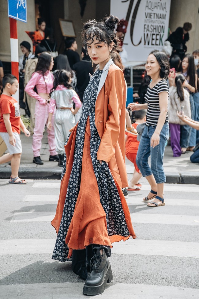 Street style AVIFW ngày 2: Giới trẻ lên đồ với sức sáng tạo vô biên nhưng vẫn bị &quot;chặt đẹp&quot; bởi độ chơi của các nhóc tỳ - Ảnh 7.