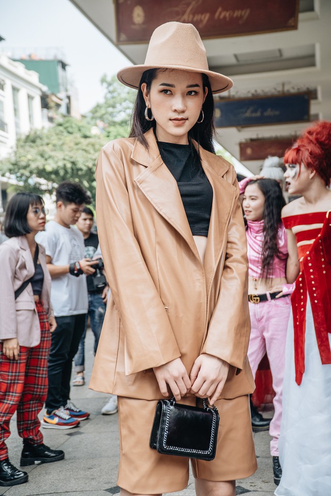 Street style AVIFW ngày 2: Giới trẻ lên đồ với sức sáng tạo vô biên nhưng vẫn bị &quot;chặt đẹp&quot; bởi độ chơi của các nhóc tỳ - Ảnh 6.