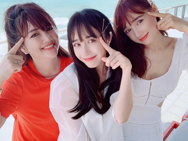 Chị em nhà Nhã Phương xinh đẹp vẹn toàn, còn chăm đọ sắc chung khung hình khi ăn vận và làm điệu giống hệt nhau - Ảnh 2. Chị em nhà Nhã Phương xinh đẹp vẹn toàn, còn chăm đọ sắc chung khung hình khi ăn vận và làm điệu giống hệt nhau - Ảnh 2.