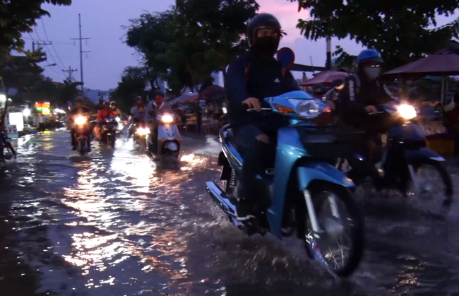 Triều cường tại TP. Hồ Chí Minh tiếp tục đạt đỉnh và vượt mức báo động 3, người dân bì bõm di chuyển trong nước - Ảnh 3.