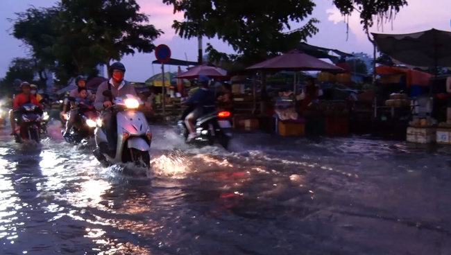 Triều cường tại TP. Hồ Chí Minh tiếp tục đạt đỉnh và vượt mức báo động 3, người dân bì bõm di chuyển trong nước - Ảnh 2.