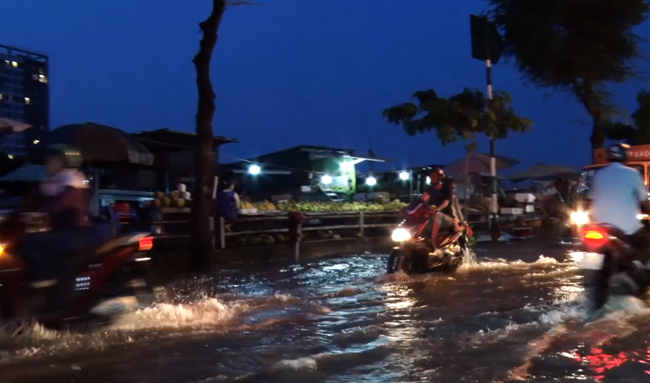 Triều cường tại TP. Hồ Chí Minh tiếp tục đạt đỉnh và vượt mức báo động 3, người dân bì bõm di chuyển trong nước - Ảnh 6.