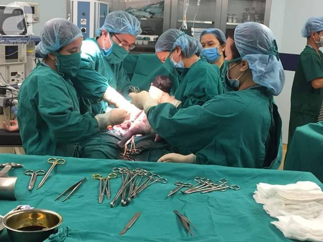 Các bác sĩ tại trung tâm Sản Nhi Phú Thọ vỡ òa khi chào đón ca sinh 3 đầu tiên - Ảnh 2.