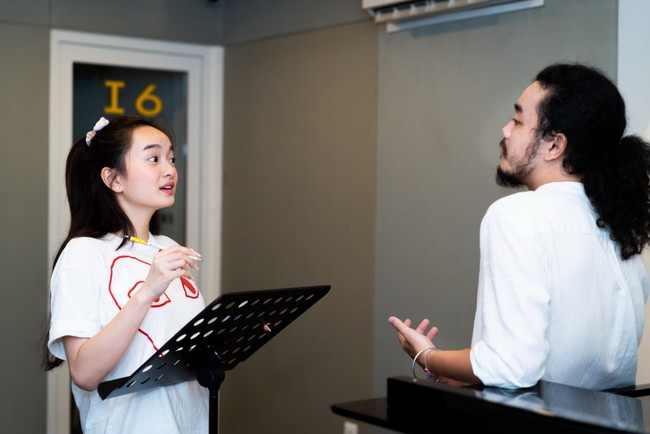 Kaity Nguyễn 'chơi lớn' khi bất ngờ hé lộ hình ảnh luyện thanh nhạc để chuẩn bị ra mắt sản phẩm âm nhạc - Ảnh 1.