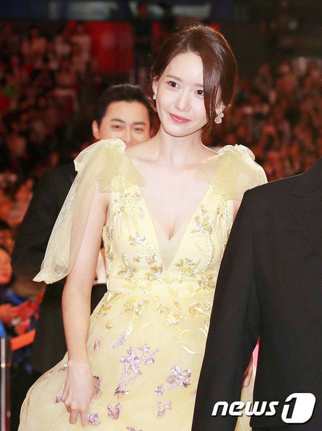 Thảm đỏ LHP Busan 2019: Nữ thần YoonA áp đảo dàn mỹ nhân, Hoa hậu Hàn Quốc - Ảnh 1.