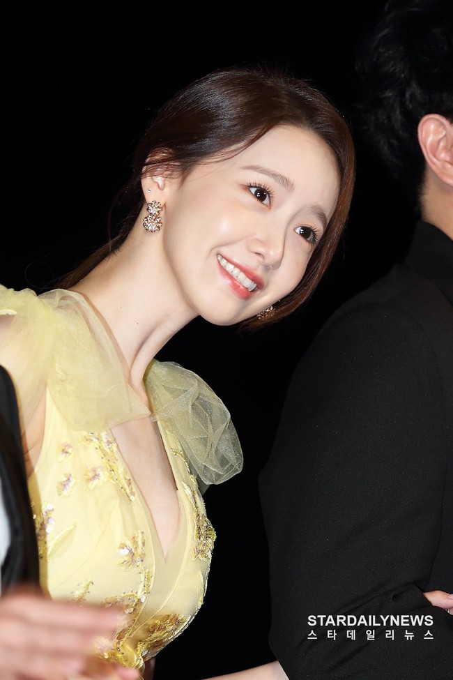 Bỏng mắt với khoảnh khắc Yoona (SNSD) o ép vòng 1 đến mức suýt &quot;lộ hàng&quot;, đẹp như thiên thần trên thảm đỏ LHP Busan - Ảnh 2.