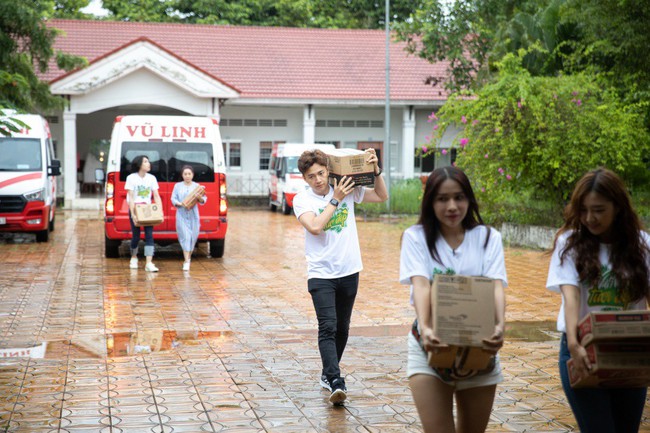 Ngô Kiến Huy trổ tài nấu cháo gà siêu ngon cùng các nghệ sỹ dành tặng quà cho người cao tuổi ở Cần Thơ - Ảnh 1.