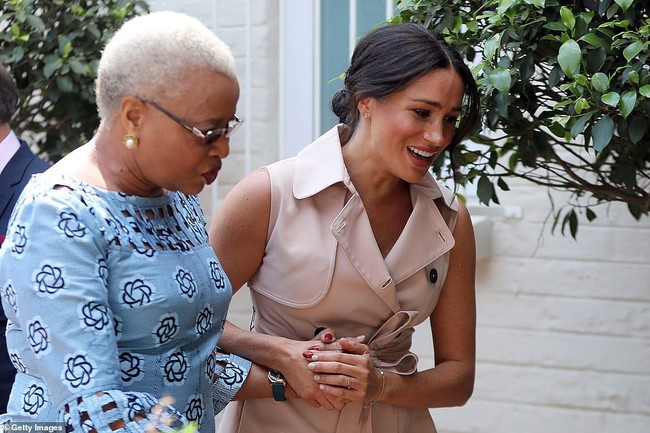 Xuất hiện trong sự kiện cùng 1 ngày, Meghan Markle thua xa chị dâu Kate, kẻ thì &quot;đầu bù tóc rối&quot; người thì thần thái hút hồn - Ảnh 2.