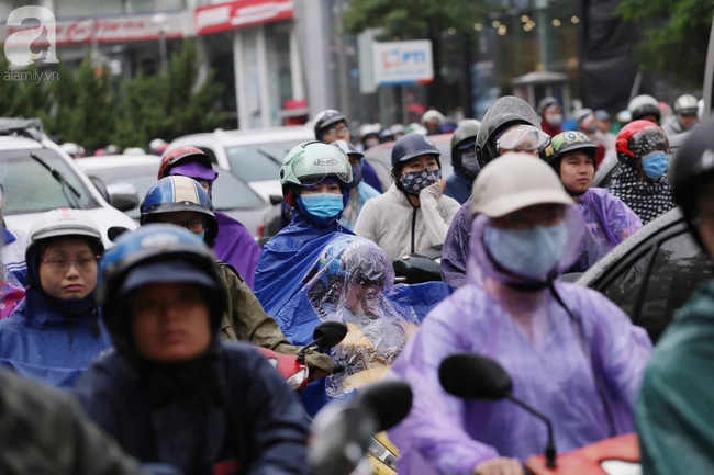 Hà Nội đón mưa lớn sau chuỗi ngày nắng hanh, người dân vui mừng vì ô nhiễm không khí được giảm đáng kể - Ảnh 2.