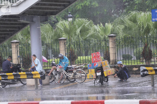 Hà Nội đón mưa lớn sau chuỗi ngày nắng hanh, người dân vui mừng vì ô nhiễm không khí được giảm đáng kể - Ảnh 4.