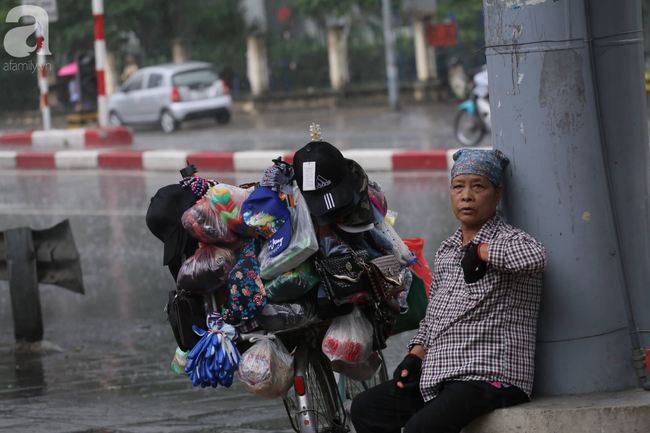 Hà Nội đón mưa lớn sau chuỗi ngày nắng hanh, người dân vui mừng vì ô nhiễm không khí được giảm đáng kể - Ảnh 5.