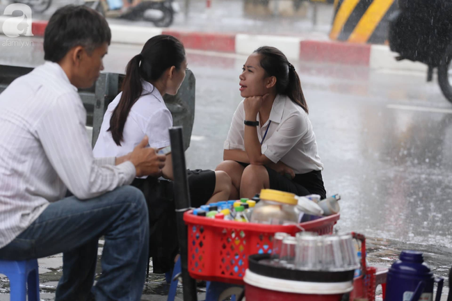 Hà Nội đón mưa lớn sau chuỗi ngày nắng hanh, người dân vui mừng vì ô nhiễm không khí được giảm đáng kể - Ảnh 6.