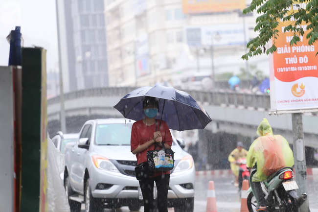 Hà Nội đón mưa lớn sau chuỗi ngày nắng hanh, người dân vui mừng vì ô nhiễm không khí được giảm đáng kể - Ảnh 7.