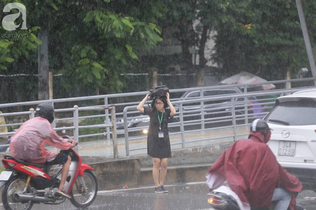 Hà Nội đón mưa lớn sau chuỗi ngày nắng hanh, người dân vui mừng vì ô nhiễm không khí được giảm đáng kể - Ảnh 8.
