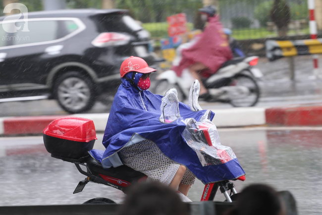 Hà Nội đón mưa lớn sau chuỗi ngày nắng hanh, người dân vui mừng vì ô nhiễm không khí được giảm đáng kể - Ảnh 9.