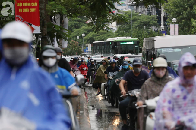 Hà Nội đón mưa lớn sau chuỗi ngày nắng hanh, người dân vui mừng vì ô nhiễm không khí được giảm đáng kể - Ảnh 10.