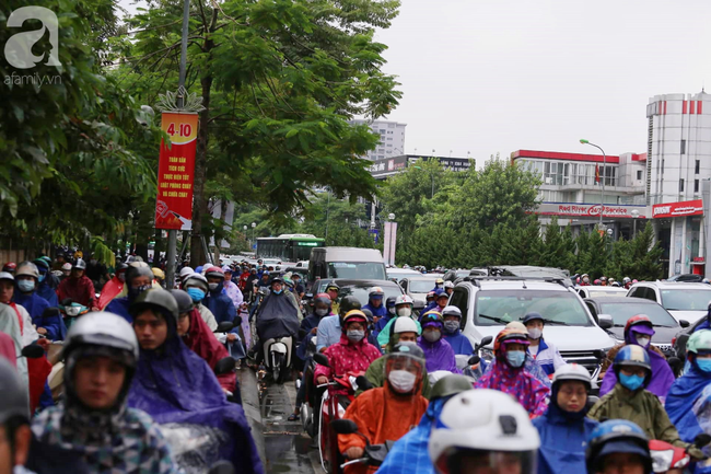 Hà Nội đón mưa lớn sau chuỗi ngày nắng hanh, người dân vui mừng vì ô nhiễm không khí được giảm đáng kể - Ảnh 11.