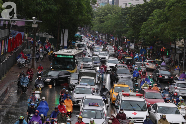Hà Nội đón mưa lớn sau chuỗi ngày nắng hanh, người dân vui mừng vì ô nhiễm không khí được giảm đáng kể - Ảnh 12.