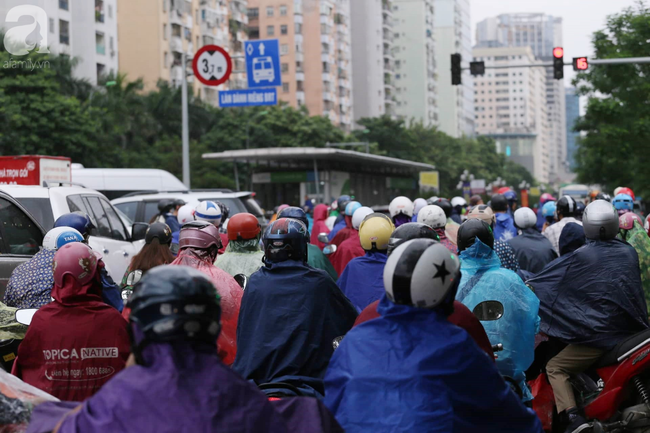 Hà Nội đón mưa lớn sau chuỗi ngày nắng hanh, người dân vui mừng vì ô nhiễm không khí được giảm đáng kể - Ảnh 13.