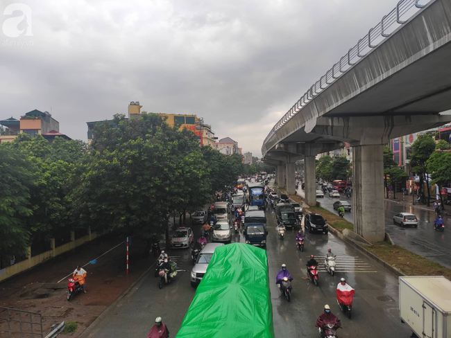 Hà Nội đón mưa lớn sau chuỗi ngày nắng hanh, người dân vui mừng vì ô nhiễm không khí được giảm đáng kể - Ảnh 23.