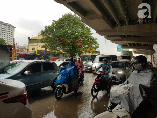 Hà Nội đón mưa lớn sau chuỗi ngày nắng hanh, người dân vui mừng vì ô nhiễm không khí được giảm đáng kể - Ảnh 24.