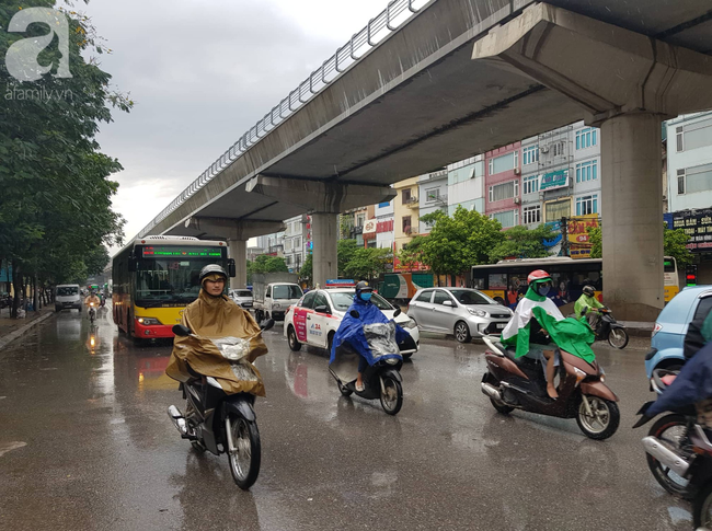 Hà Nội đón mưa lớn sau chuỗi ngày nắng hanh, người dân vui mừng vì ô nhiễm không khí được giảm đáng kể - Ảnh 25.