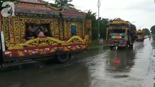 Hàng trăm người đội mưa đưa tiễn các nạn nhân chết trong xe Mercedes dưới kênh ở Tiền Giang về nơi hỏa táng - Ảnh 4.